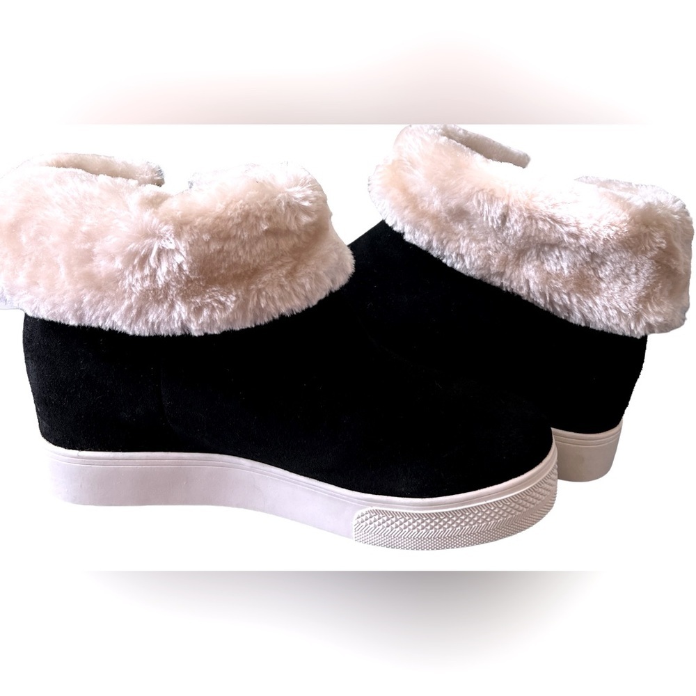 Steve Madden Black Suede Bootie with White Faux Fur Lining Trim Size 8-1/2 NWT